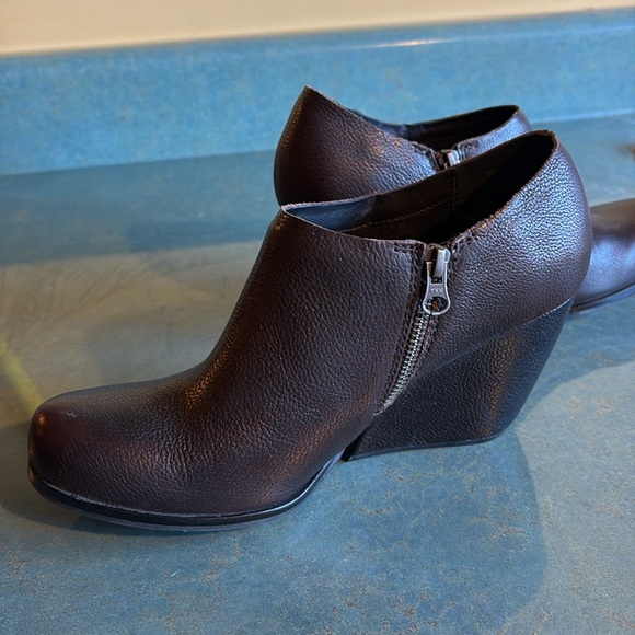Kork Ease Holmes  Leather Wedge Bootie 9M like new,
Brownish Black, no box - Picture 3 of 8